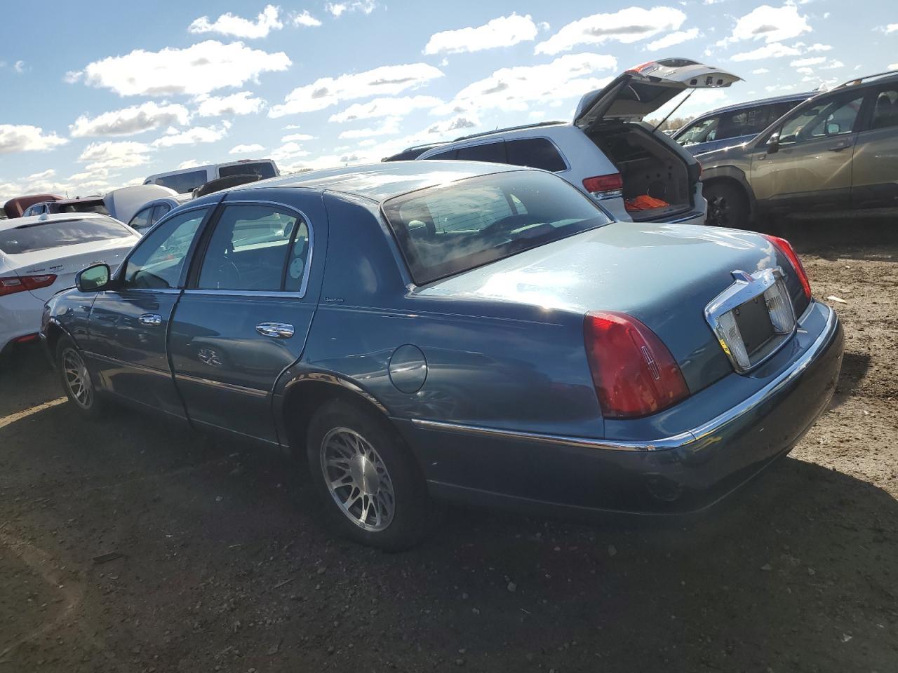 2001 Lincoln Town Car Signature - Фото 2