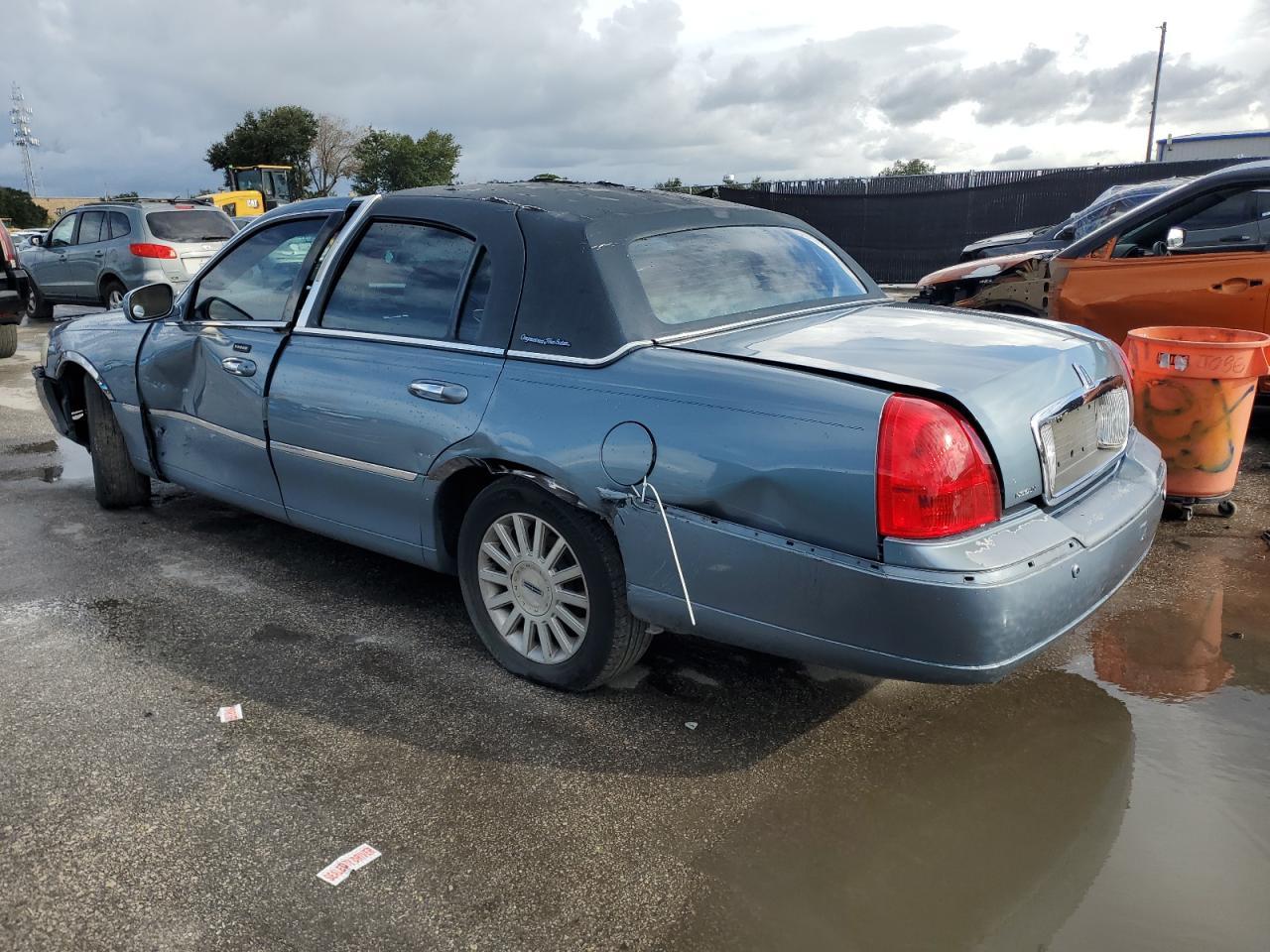 2004 Lincoln Town Car Executive - Фото 2