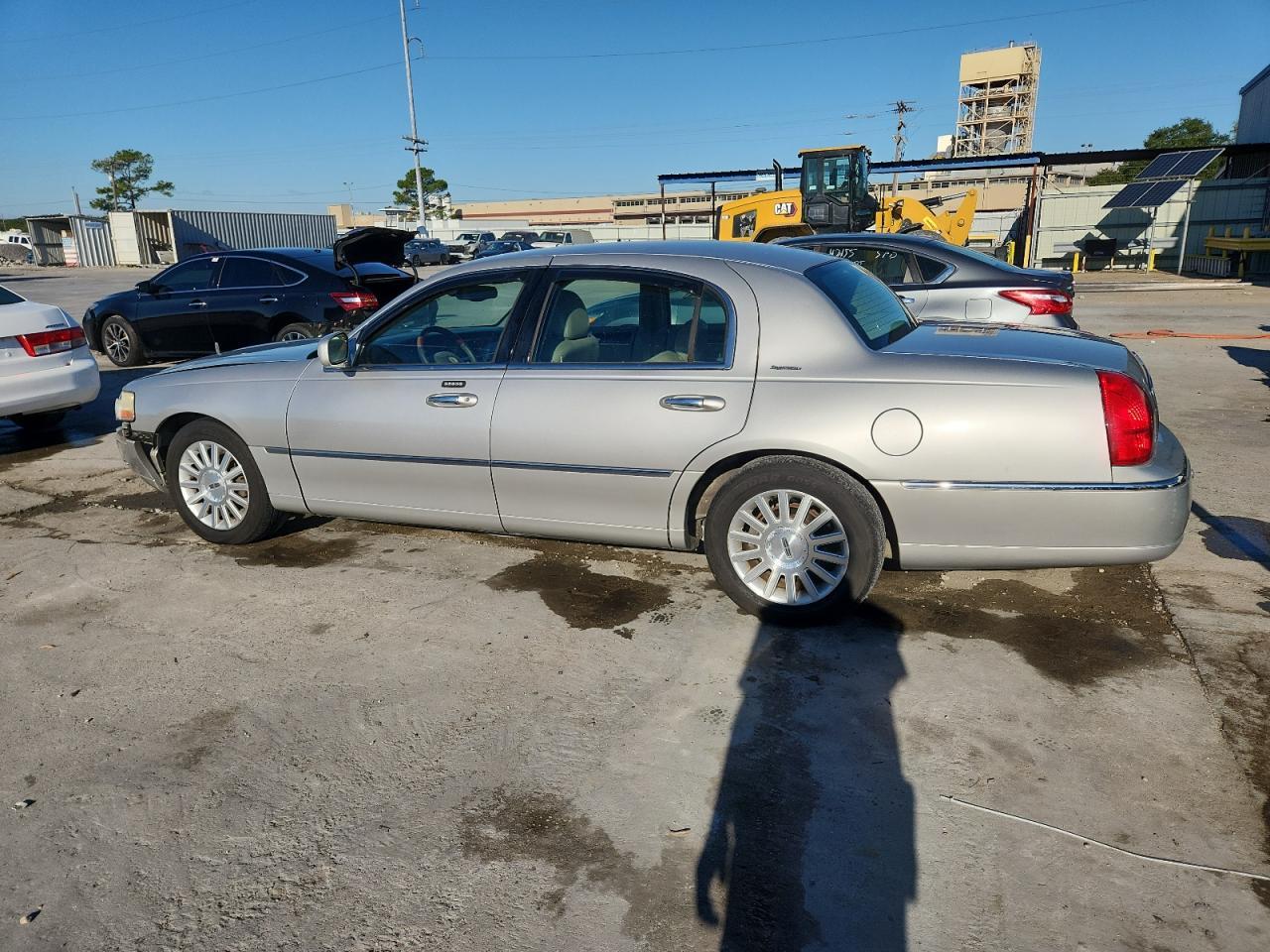 2003 Lincoln Town Car Signature - Image 2