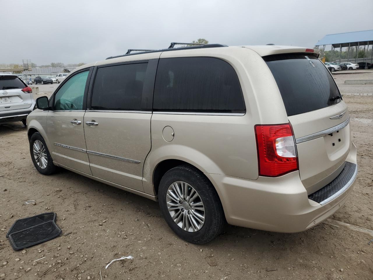 2013 Chrysler Town & Country Touring L - Фото 2