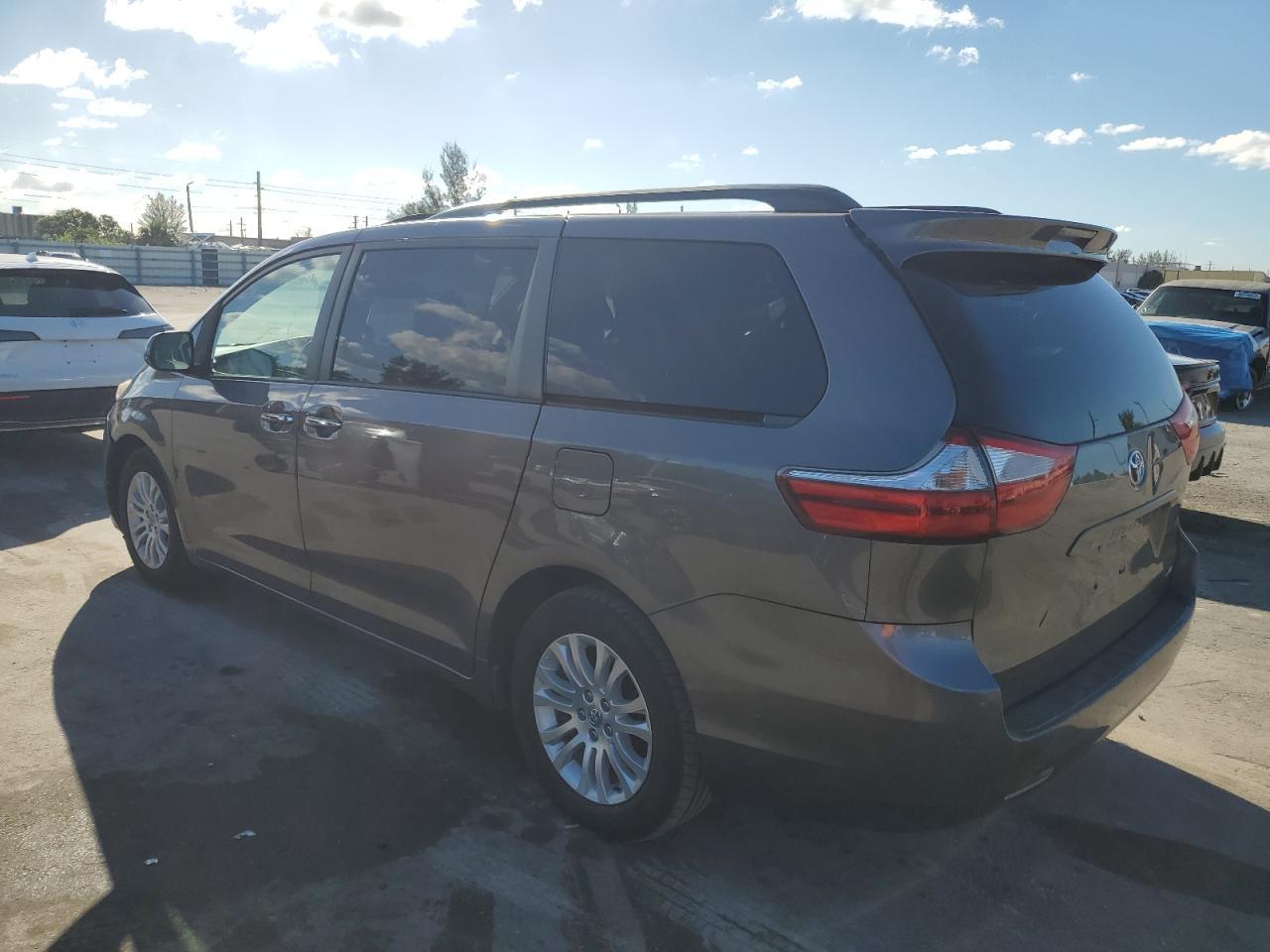 2016 Toyota Sienna Xle - Фото 2