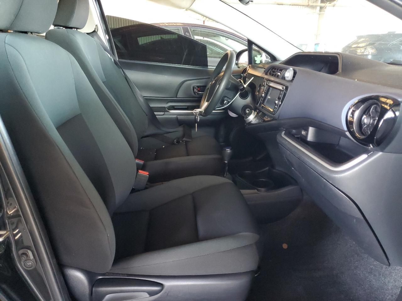 2016 Toyota Prius C - Image 7