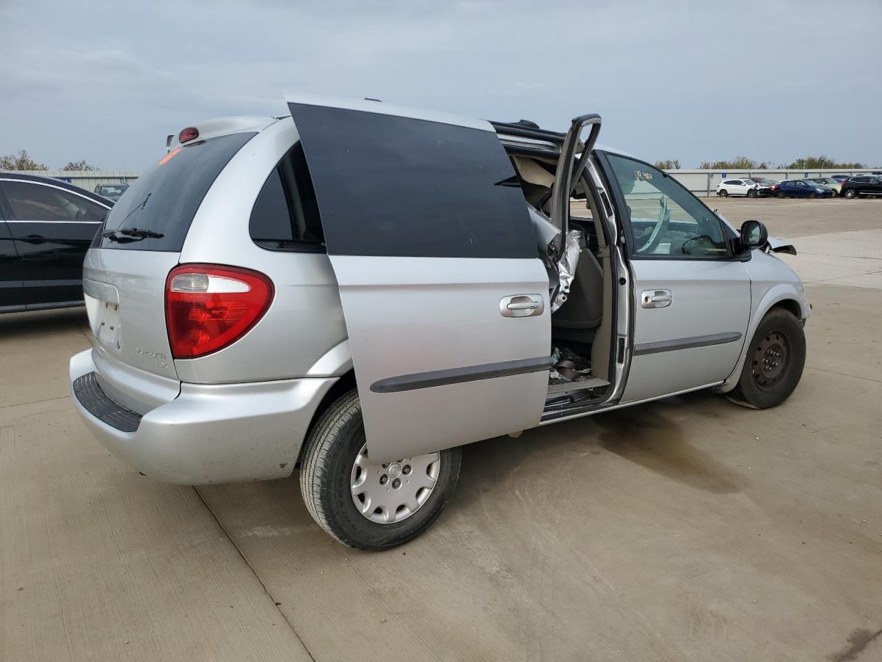 2002 Chrysler Voyager Lx - Image 3
