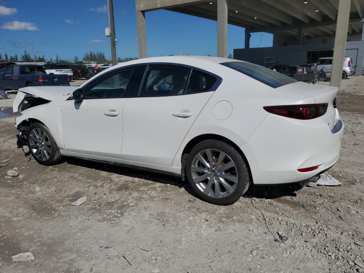 2025 Mazda 3 Preferred - Фото 2