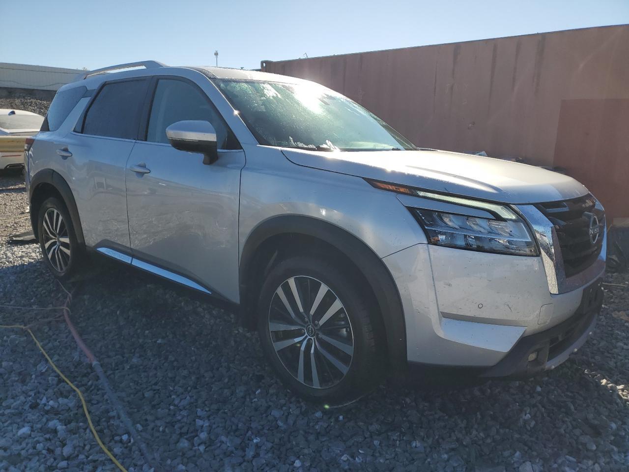 2023 Nissan Pathfinder Platinum - Image 4