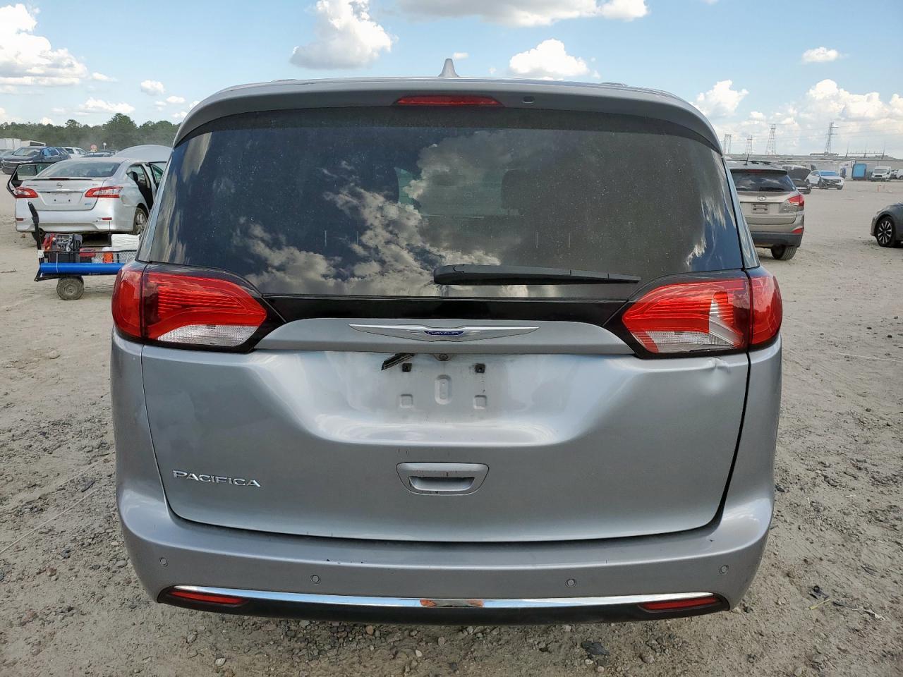 2019 Chrysler Pacifica Touring L - Image 6