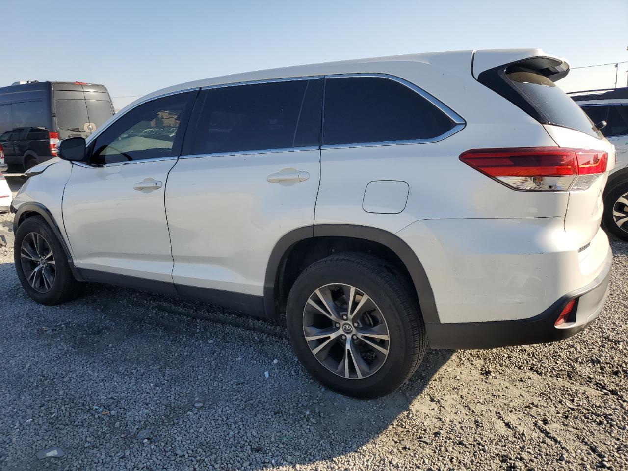 2019 Toyota Highlander Le - Фото 2