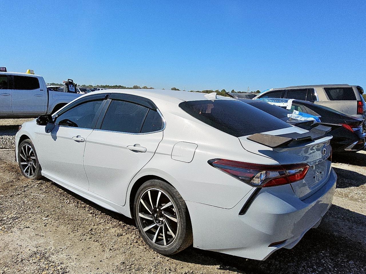 2022 Toyota Camry Se - Фото 2
