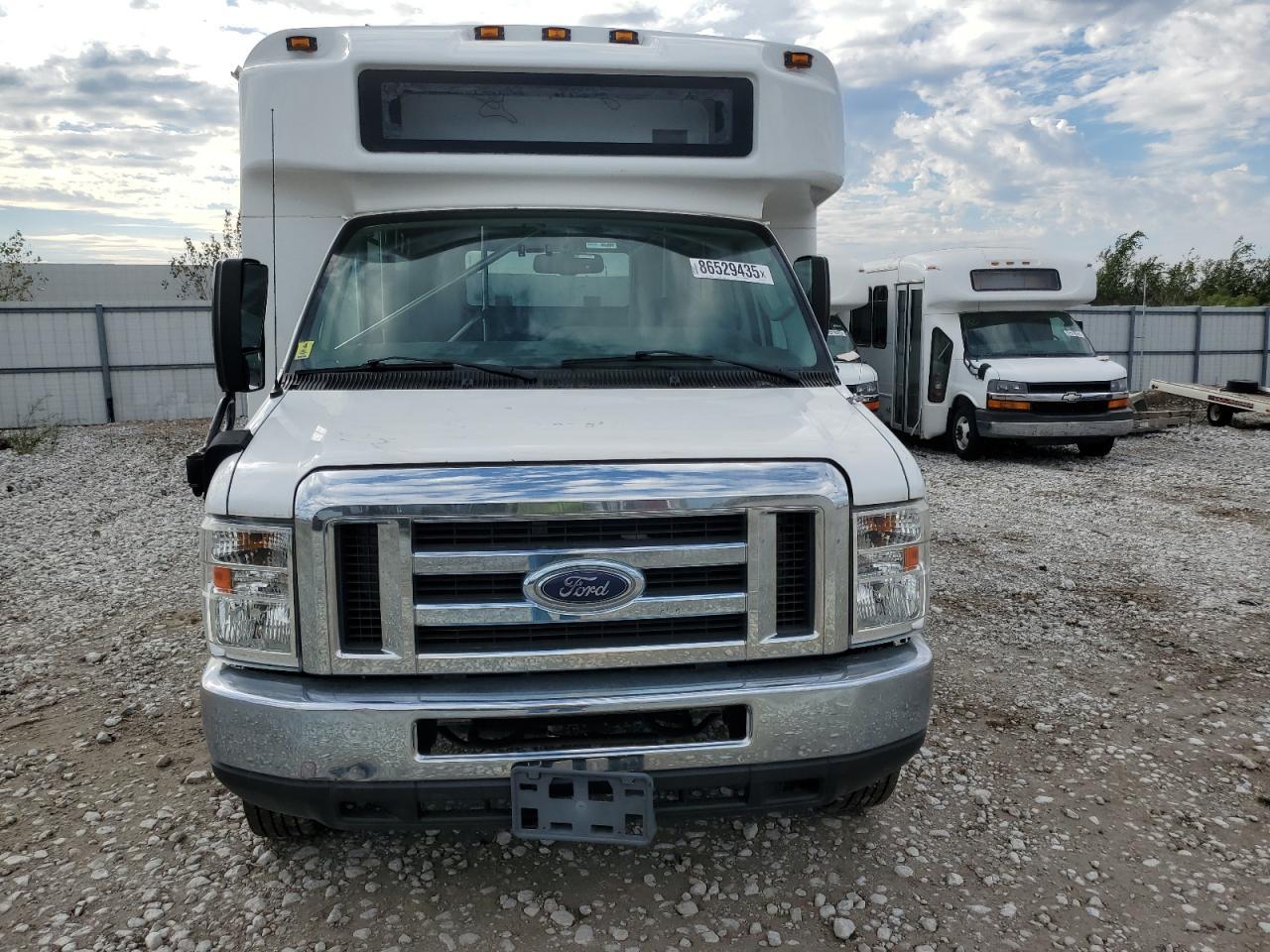2016 Ford Econoline E450 Super Duty Cutaway Van - Фото 5