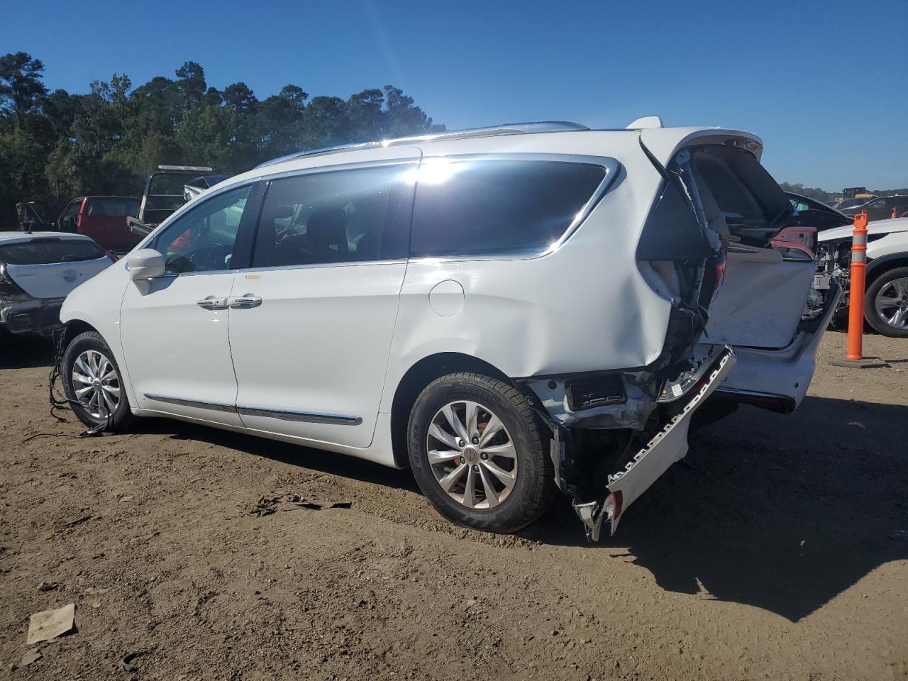 2018 Chrysler Pacifica Touring L - Image 2