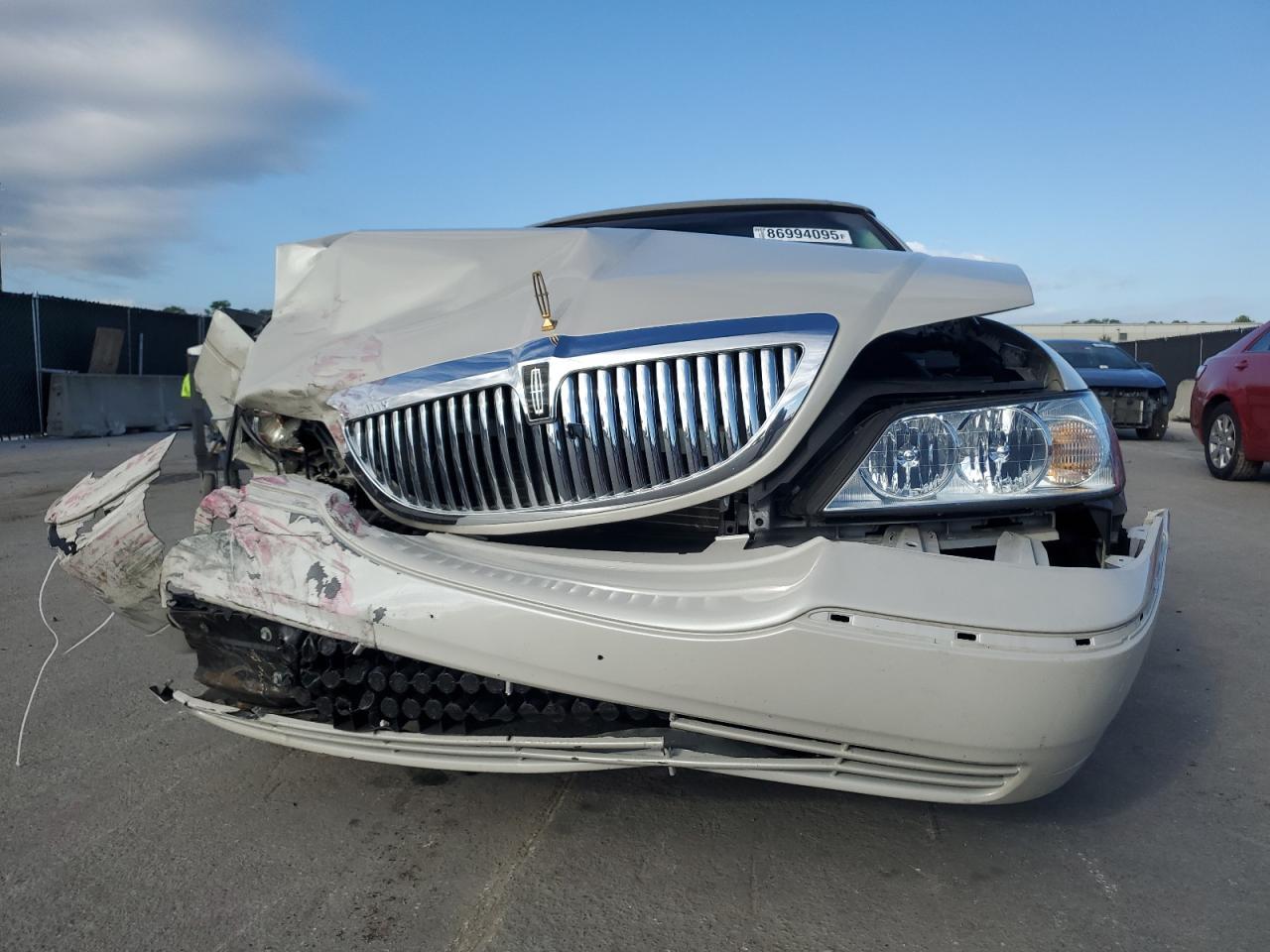 2005 Lincoln Town Car Signature - Image 5