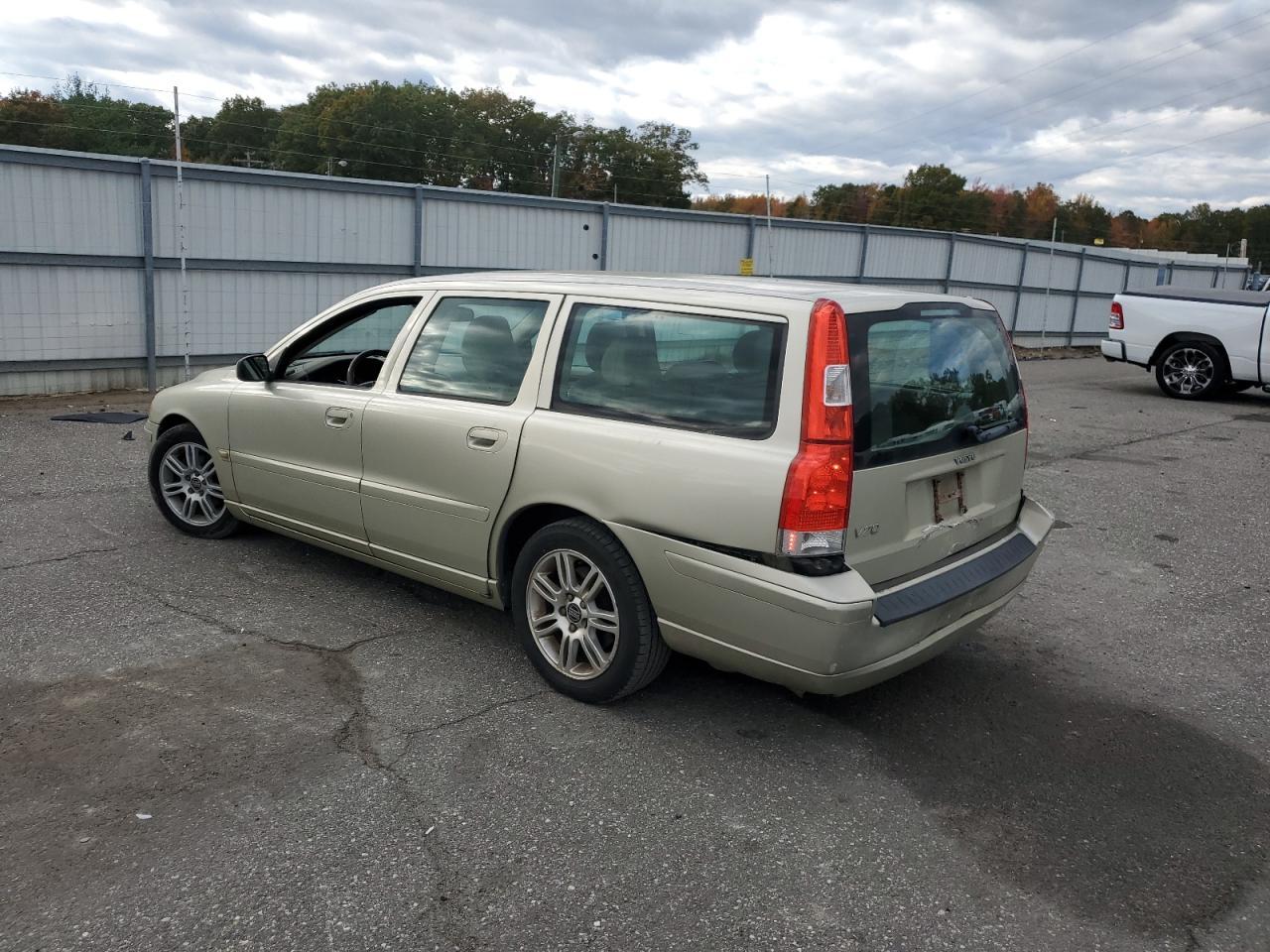2006 Volvo V70 - Image 2
