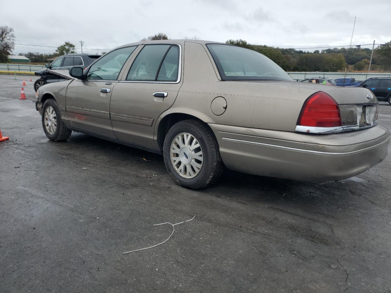 2005 Ford Crown Victoria Lx - Image 2