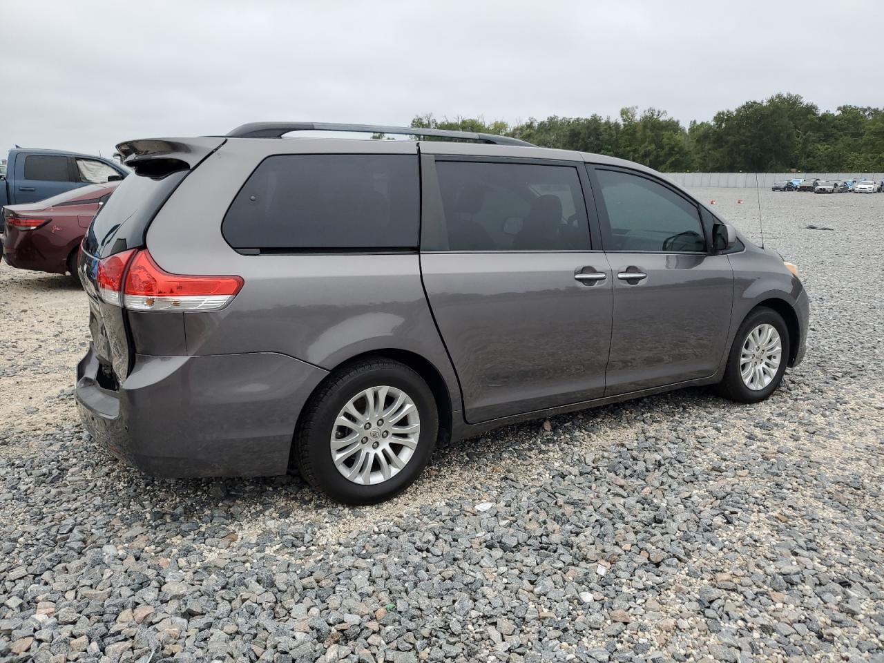 2014 Toyota Sienna Xle - Image 3