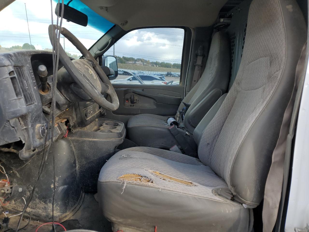2015 Chevrolet Express 3500 Delivery Van - Image 7