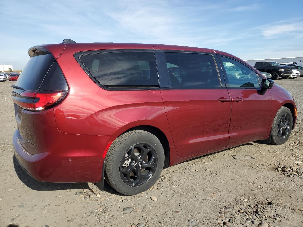 2023 Chrysler Pacifica Hybrid Limited - Image 3