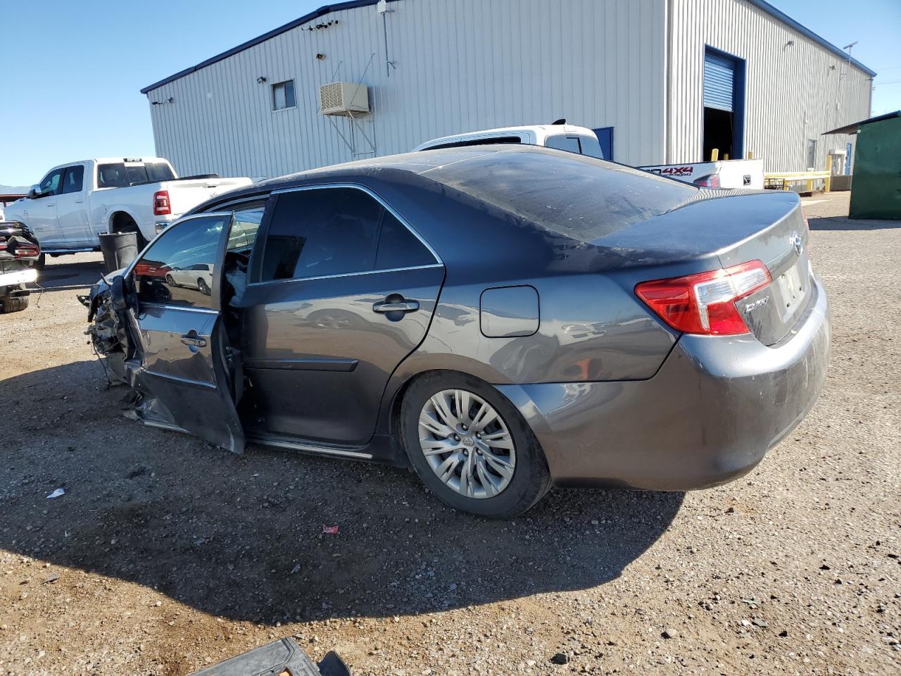 2014 Toyota Camry Le - Фото 2