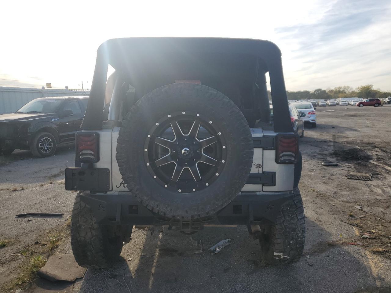 2014 Jeep Wrangler Unlimited Sahara - Фото 6