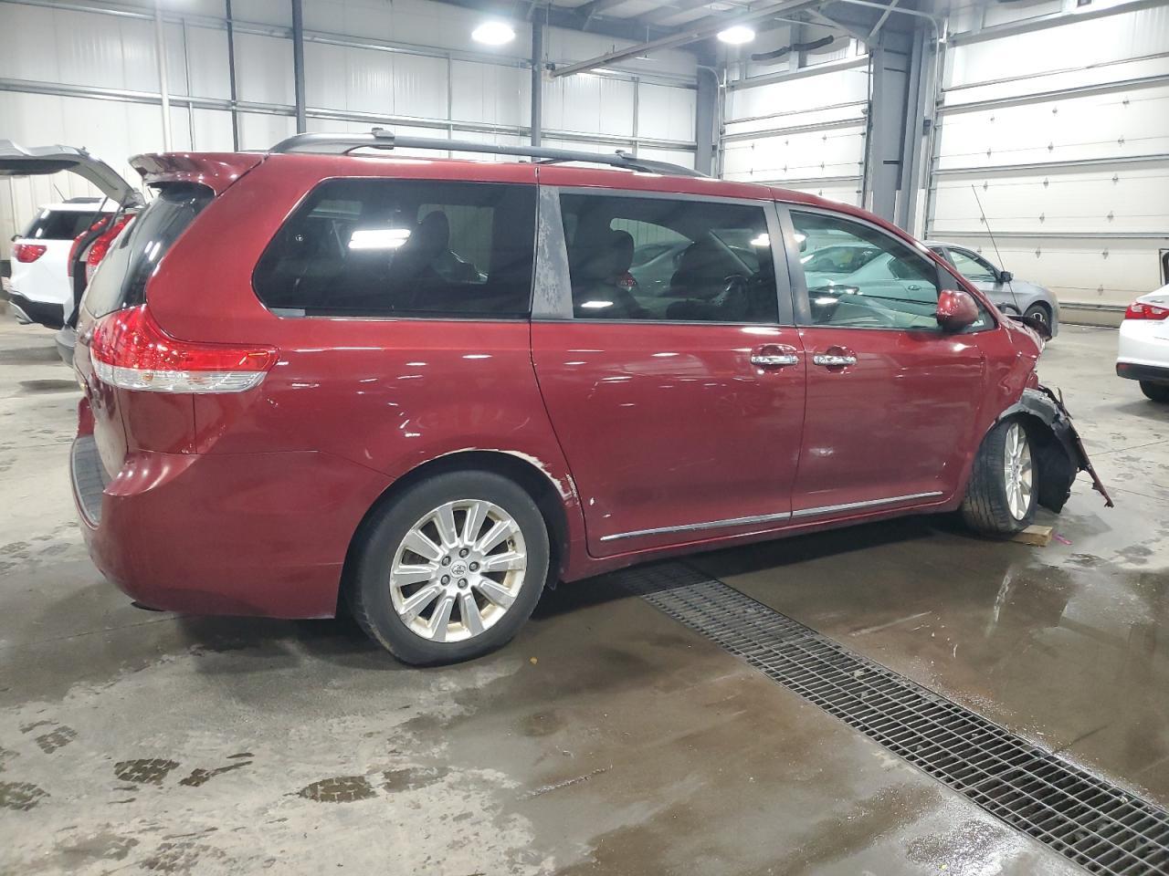 2011 Toyota Sienna Le - Фото 3