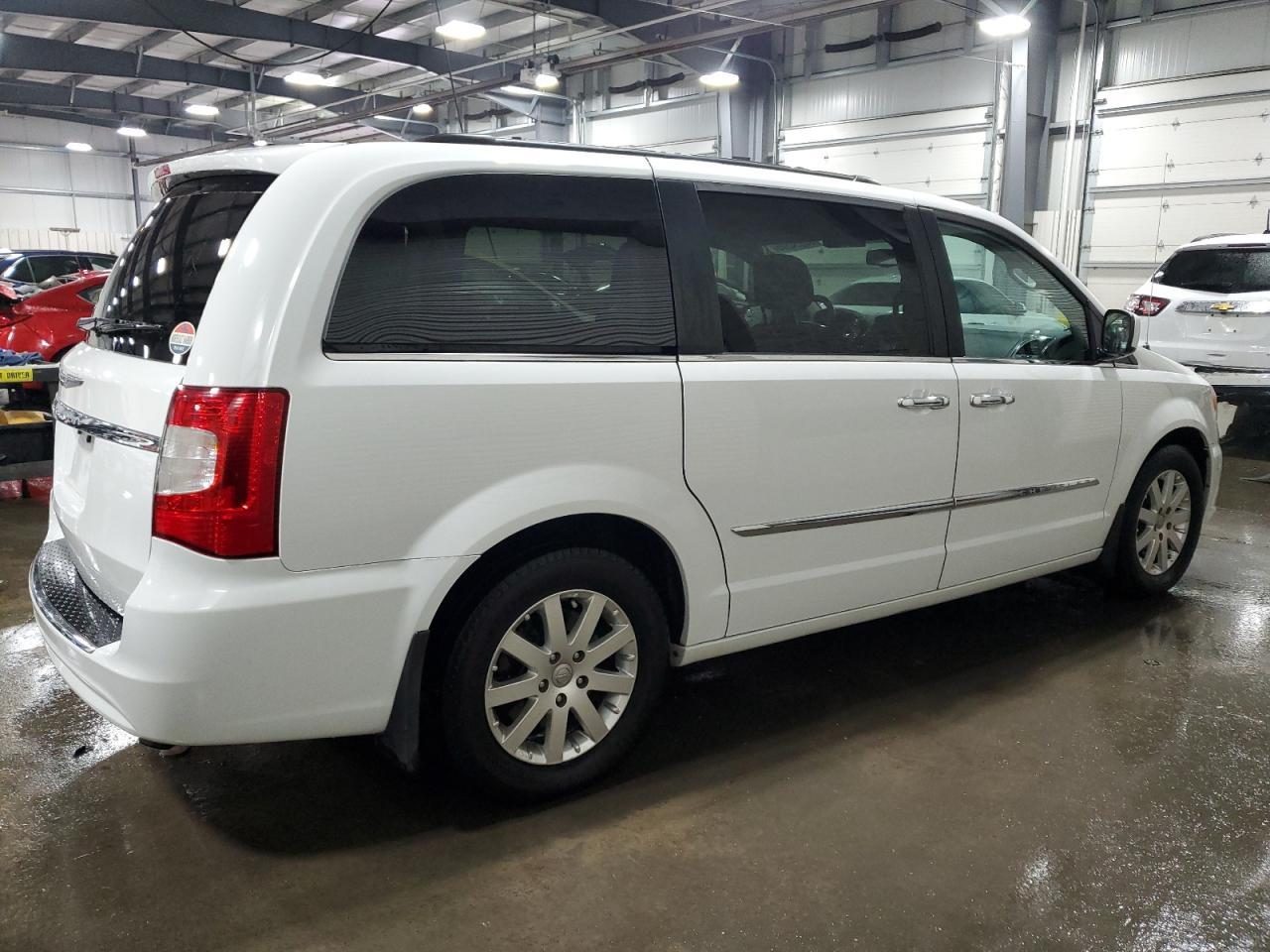 2016 Chrysler Town & Country Touring - Фото 3