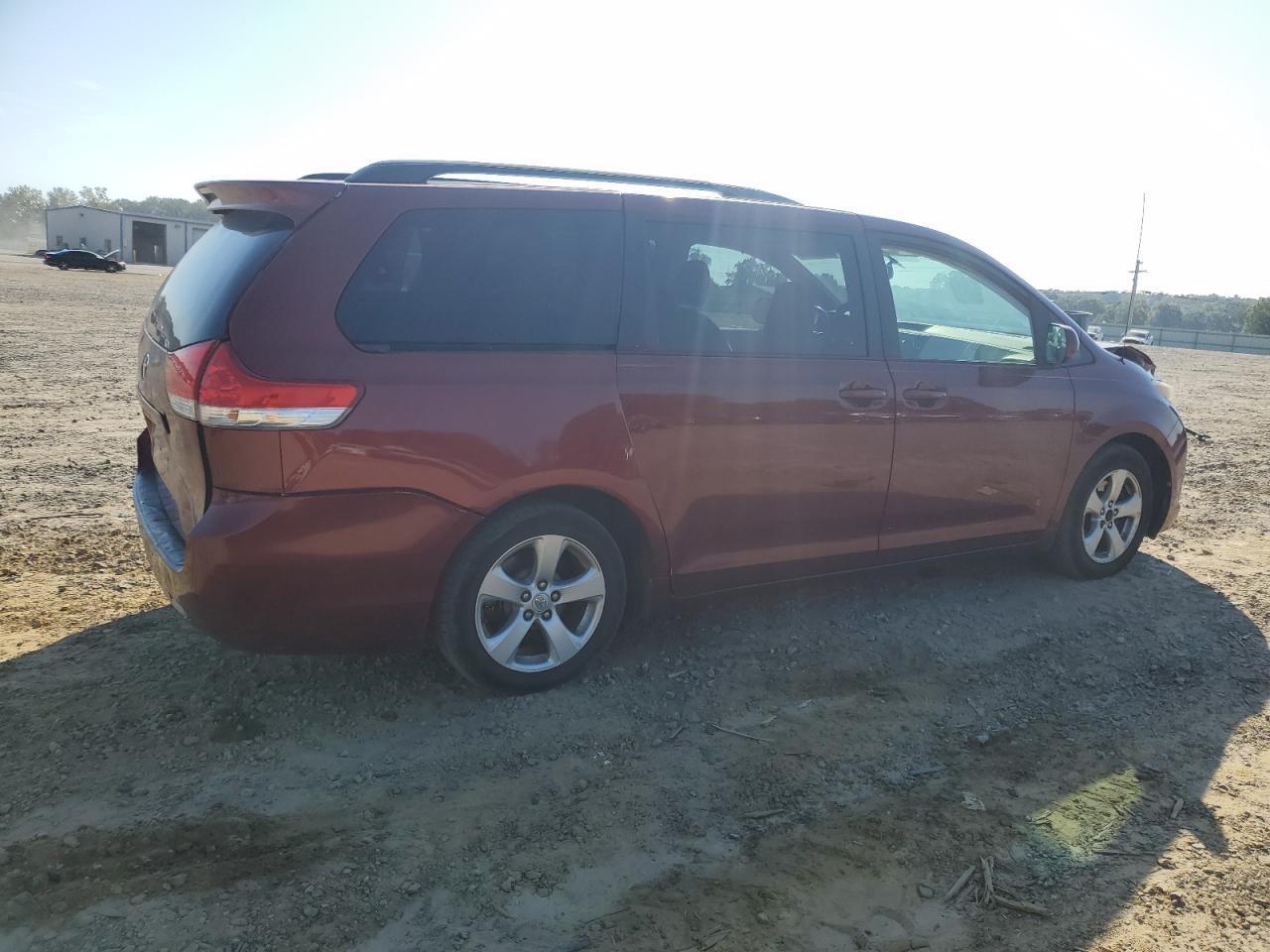 2014 Toyota Sienna Le - Image 3