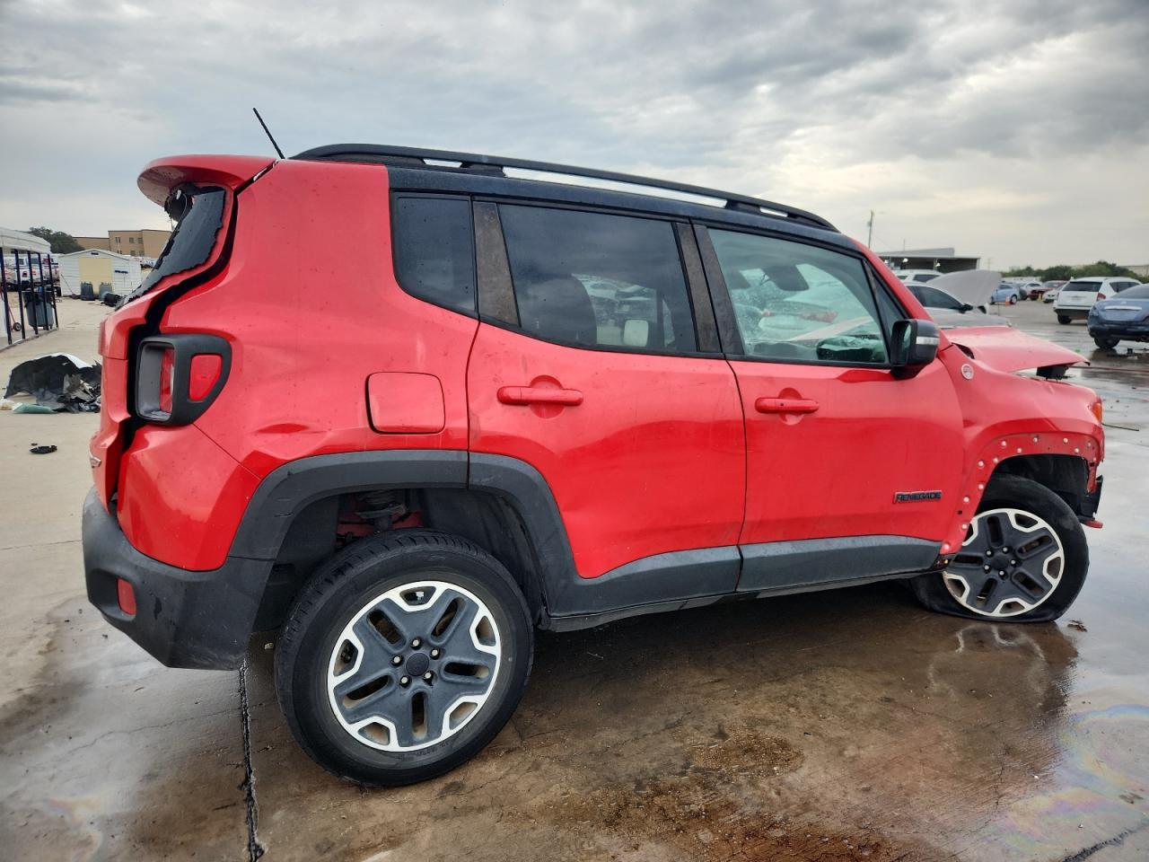 2016 Jeep Renegade Trailhawk - Image 3