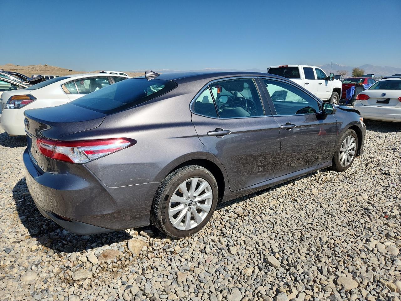2020 Toyota Camry Le - Фото 3