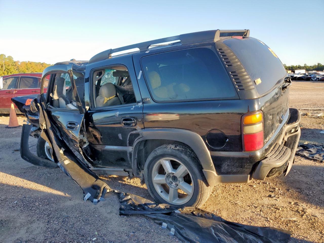 2004 Chevrolet Tahoe K1500 - Image 2