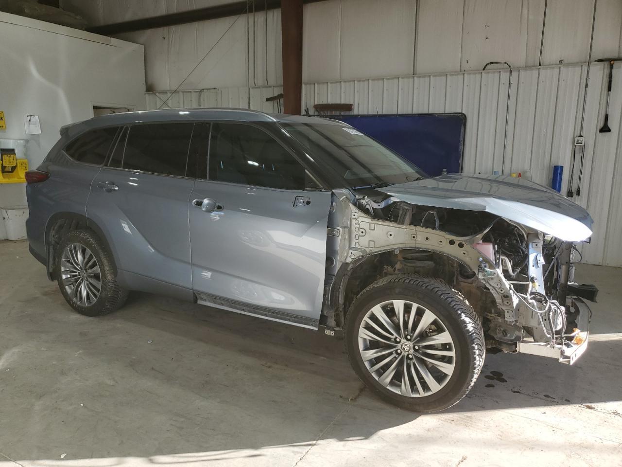 2020 Toyota Highlander Platinum - Image 4