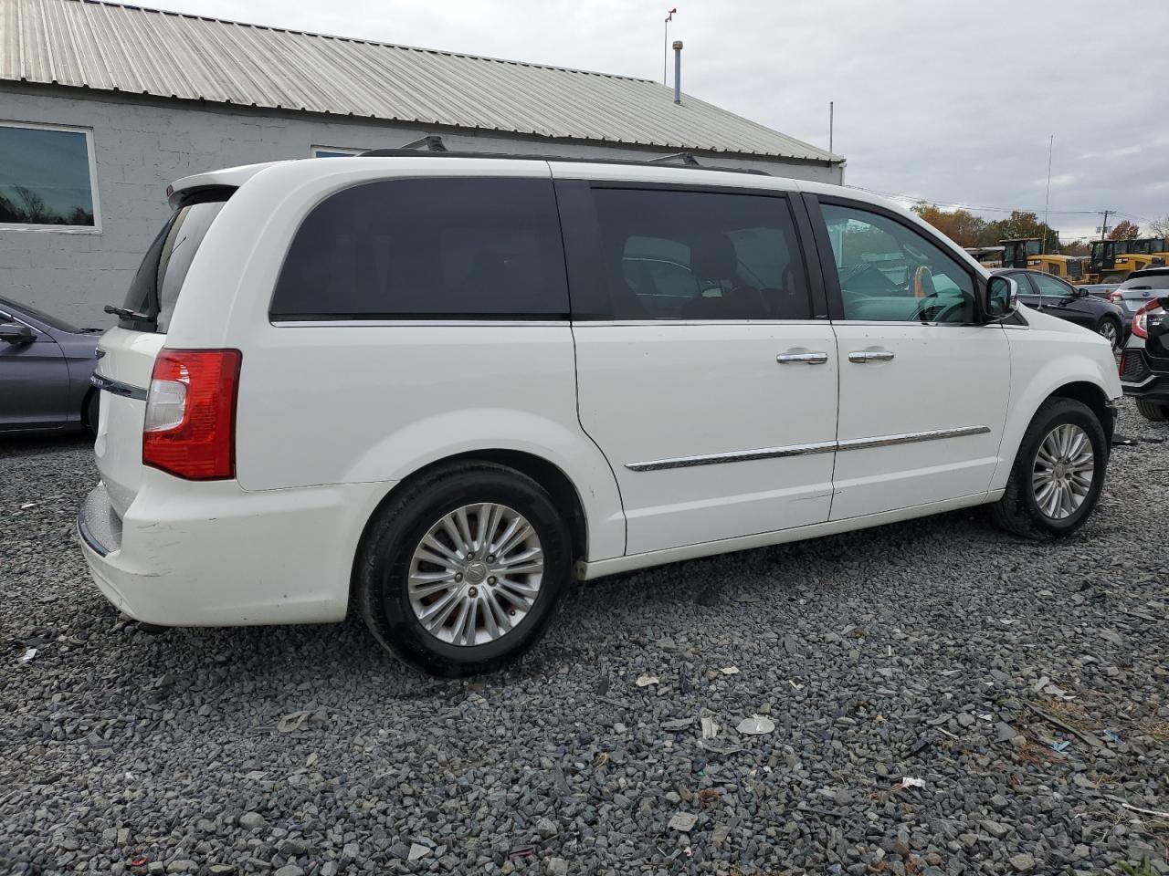 2013 Chrysler Town & Country Touring L - Image 3