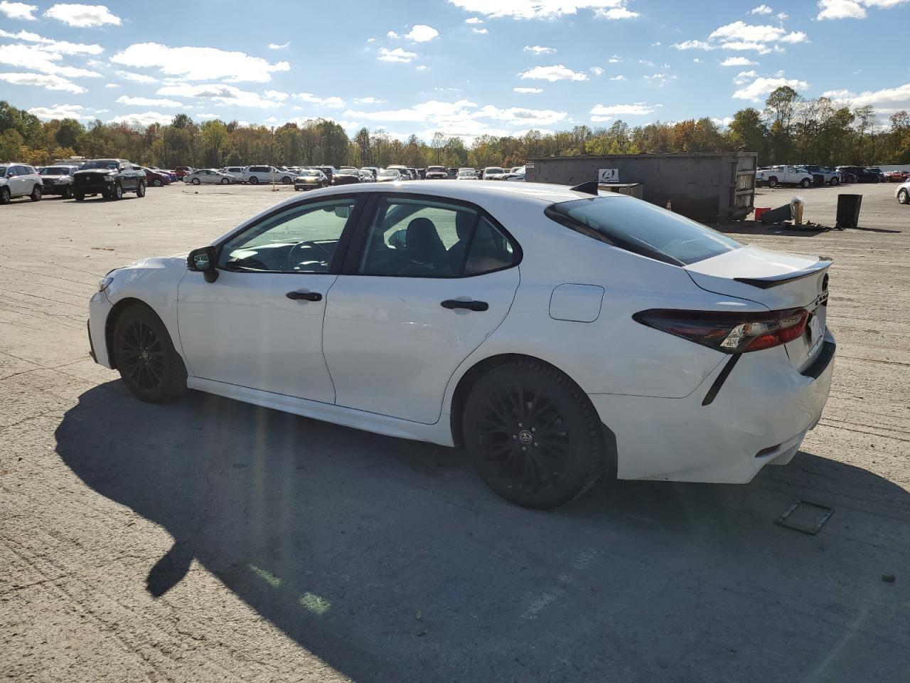 2022 Toyota Camry Se - Фото 2
