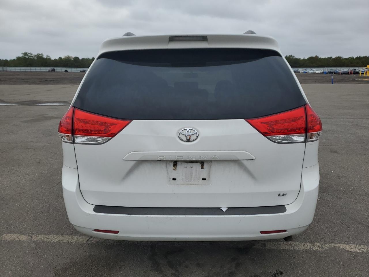 2014 Toyota Sienna Le - Image 6