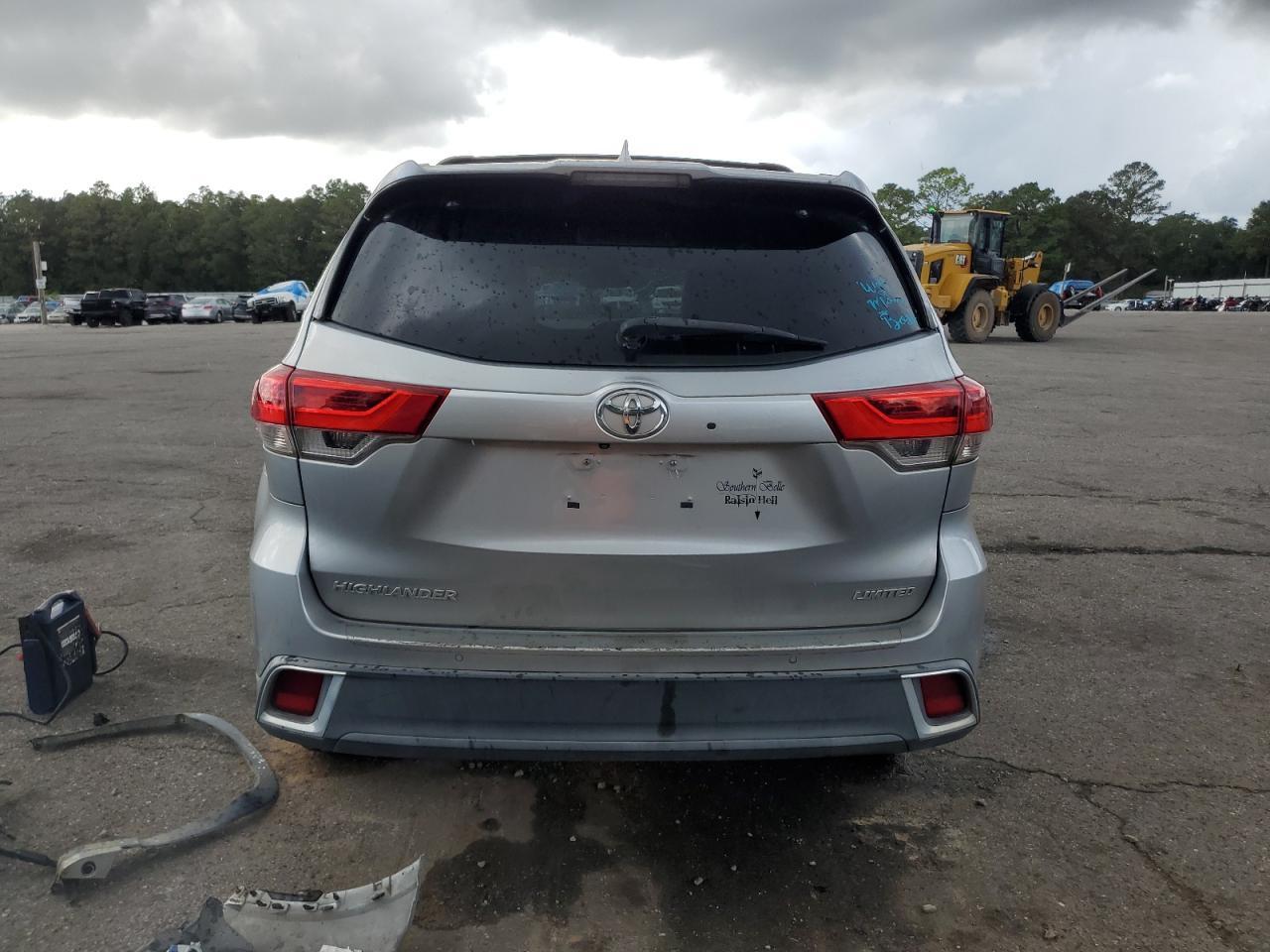 2017 Toyota Highlander Limited - Image 6