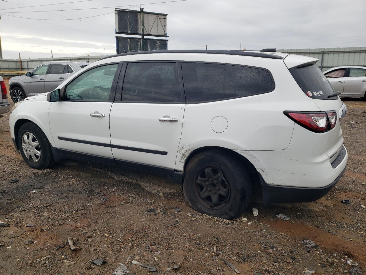 2017 Chevrolet Traverse Ls - Фото 2