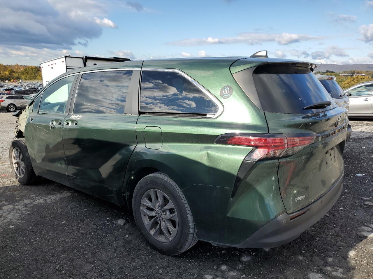 2022 Toyota Sienna Xle - Image 2