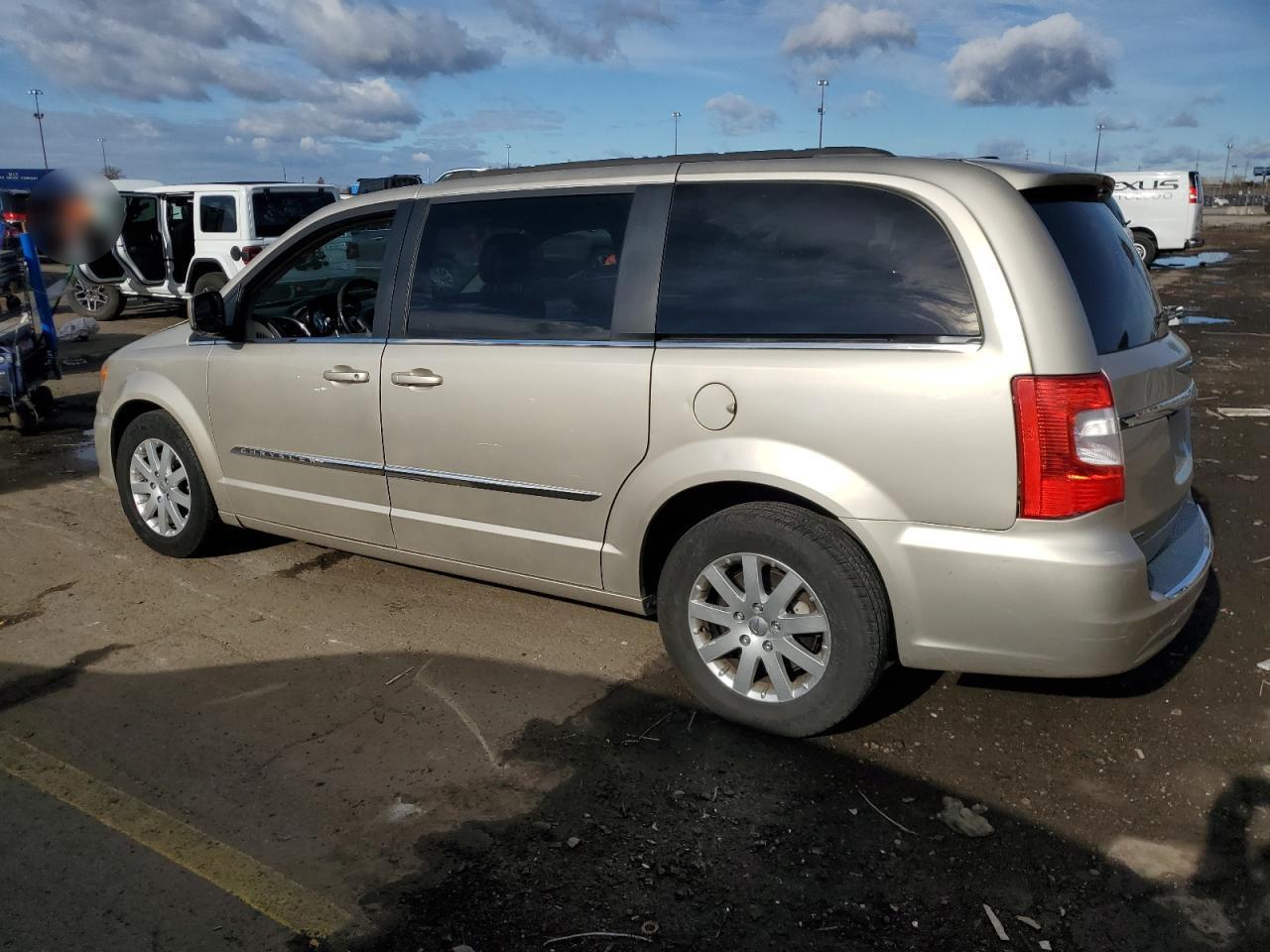 2015 Chrysler Town & Country Touring - Image 2