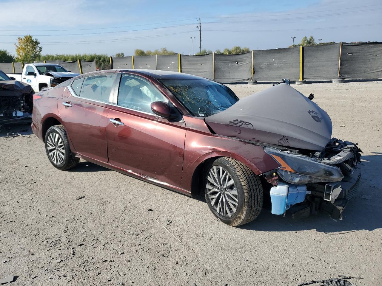 2023 Niss Altima - Image 4