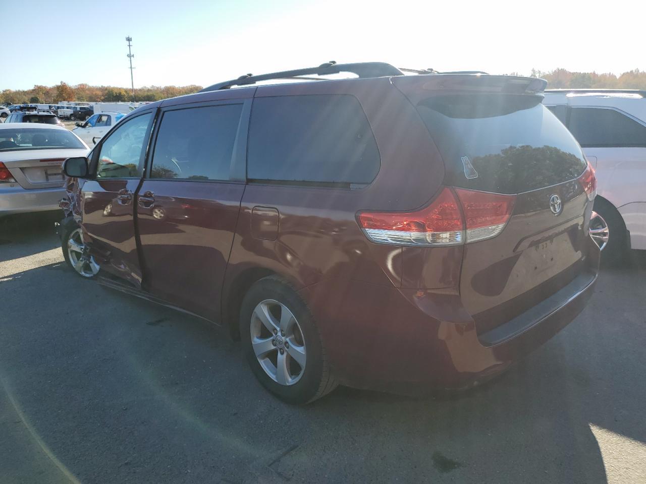 2013 Toyota Sienna Le - Image 2