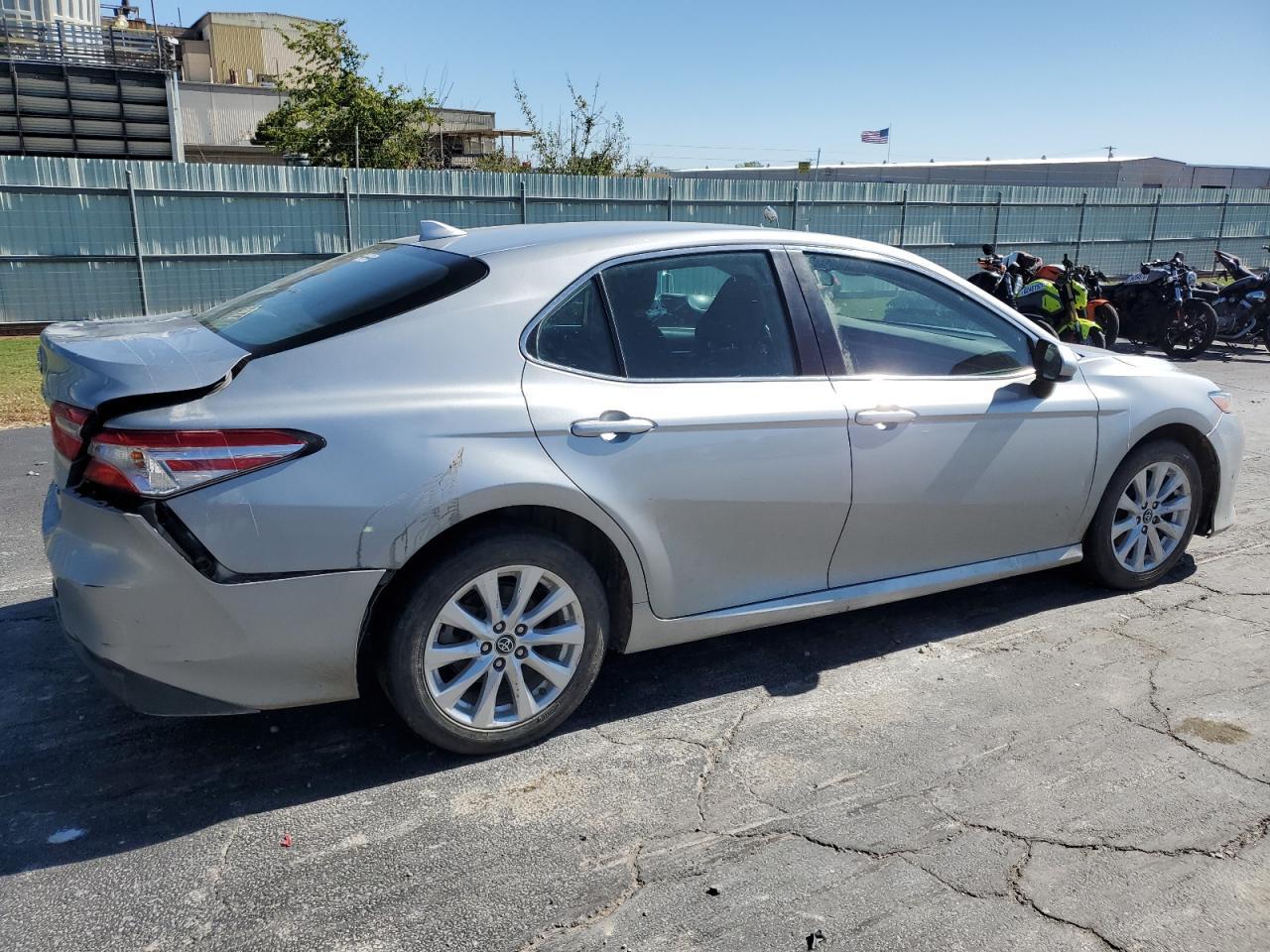 2020 Toyota Camry Le - Фото 3