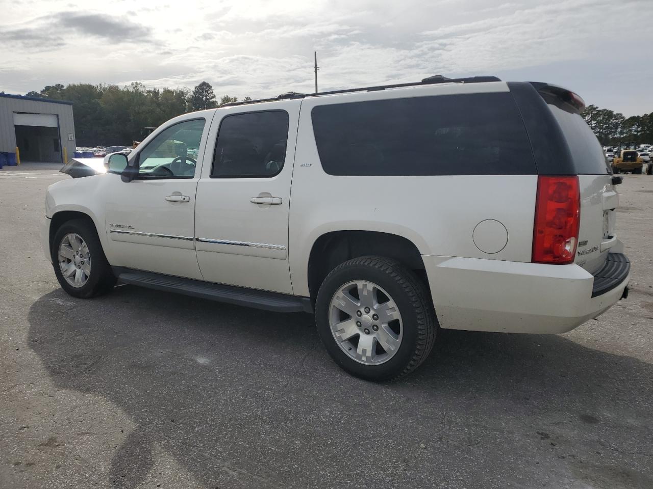 2011 GMC Yukon Xl C1500 Slt - Image 2