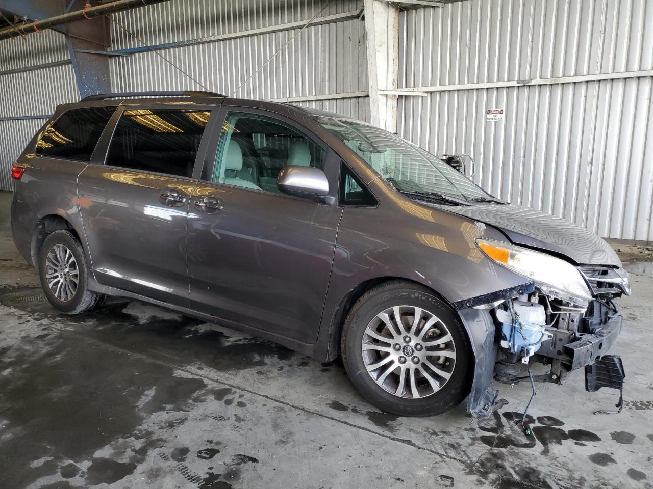 2018 Toyota Sienna Xle - Image 4