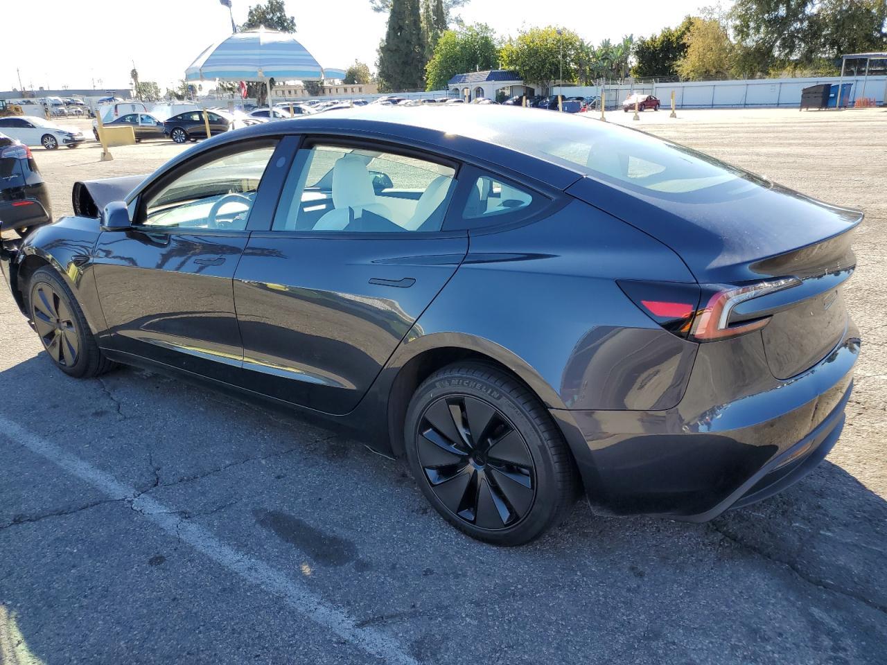 2025 Tesla Model 3 - Фото 2