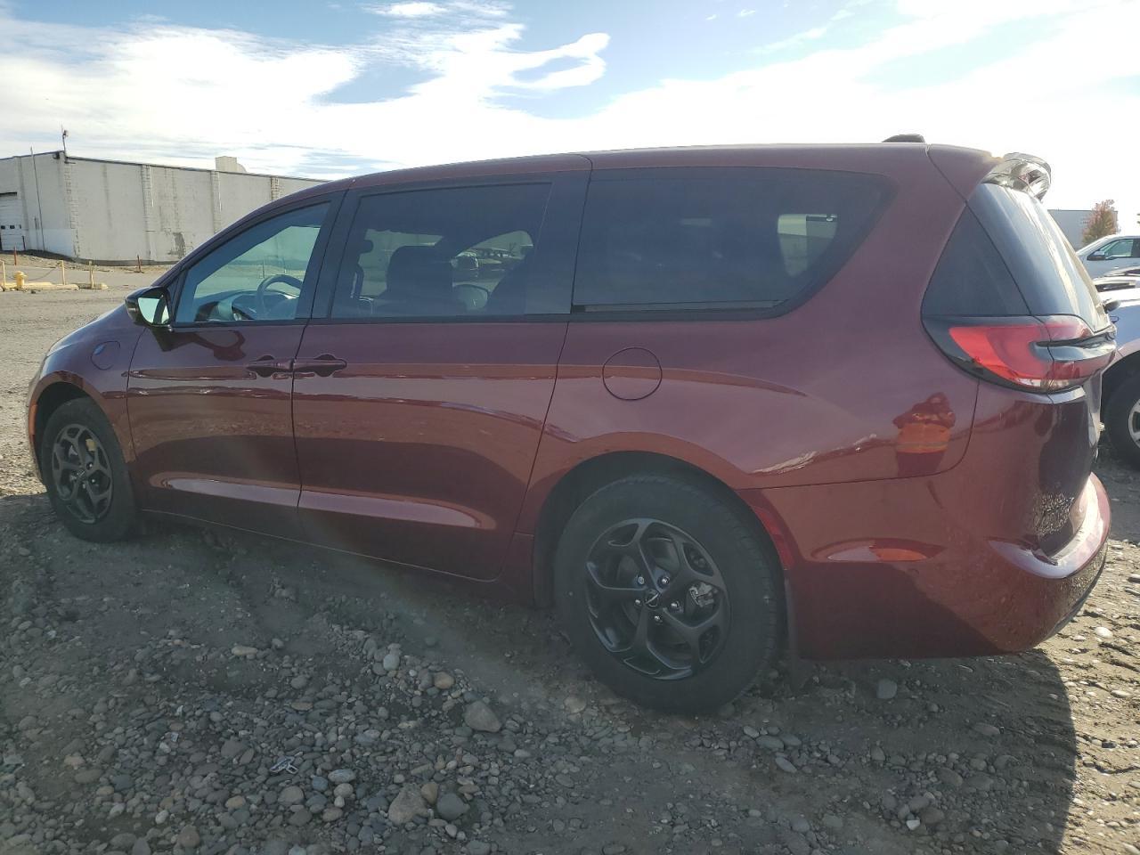 2023 Chrysler Pacifica Hybrid Limited - Image 2