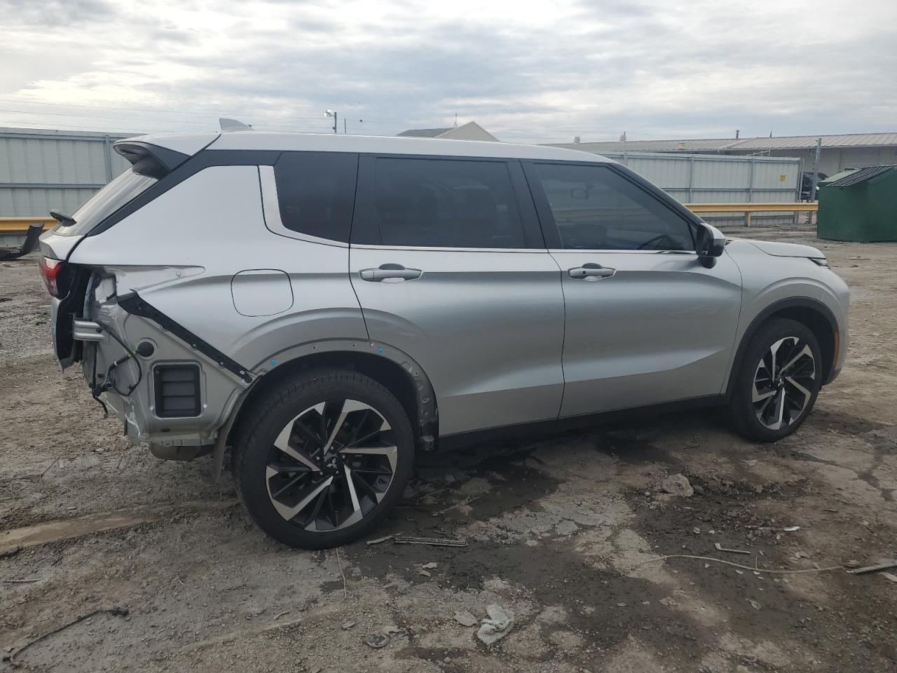2023 Mitsubishi Outlander - Фото 3