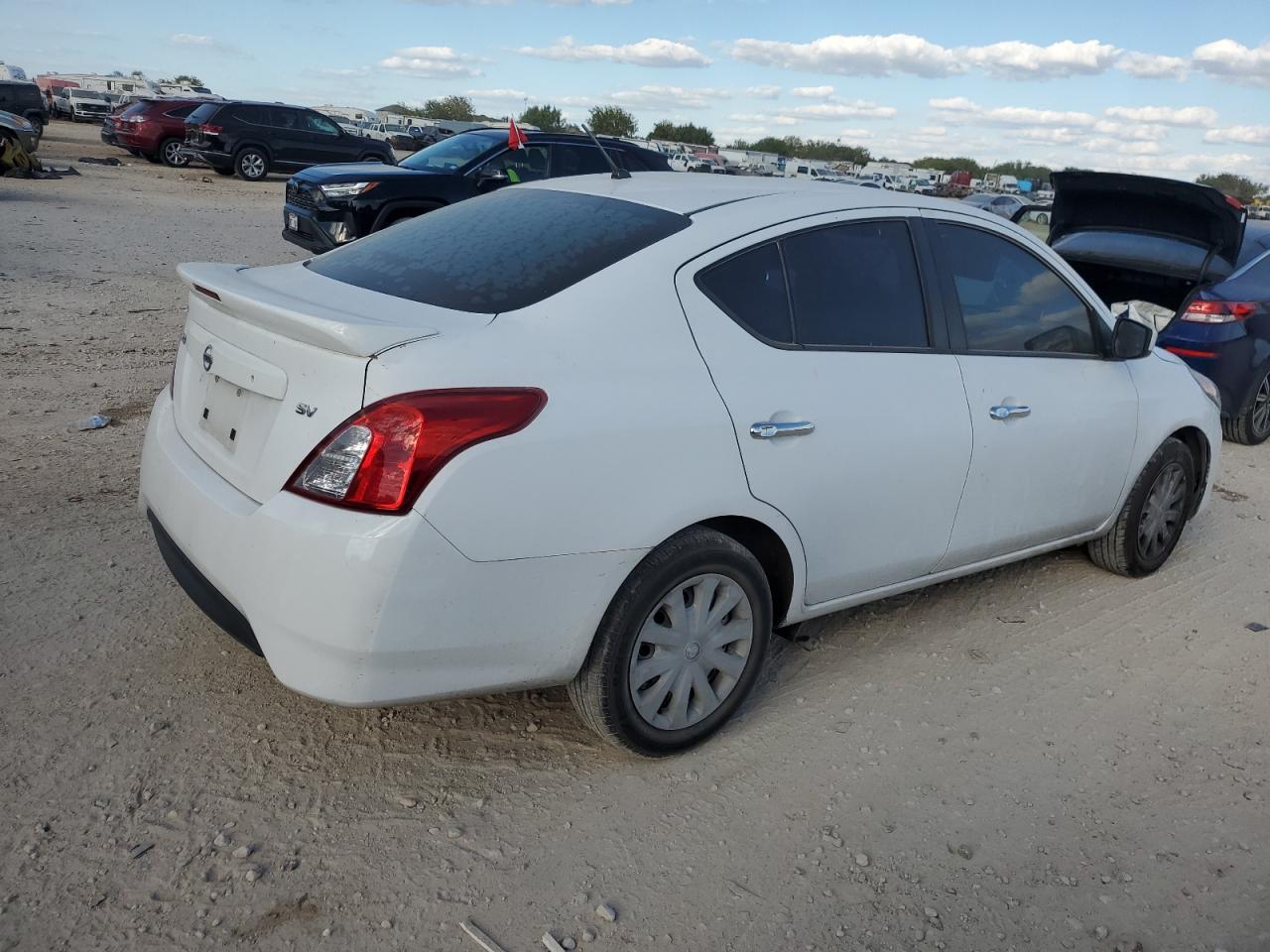 2019 Nissan Versa S - Фото 3