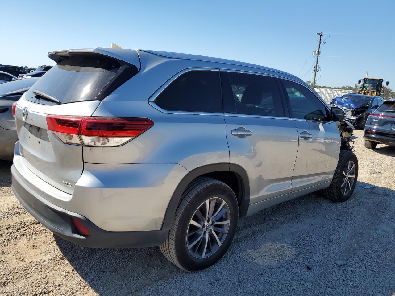 2017 Toyota Highlander Se - Фото 3