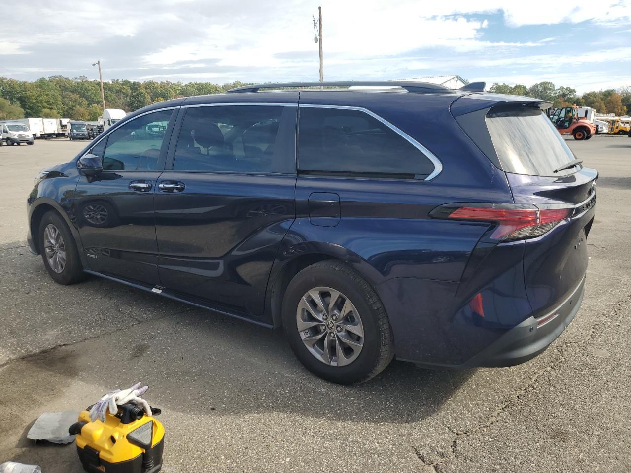 2021 Toyota Sienna Xle - Image 2