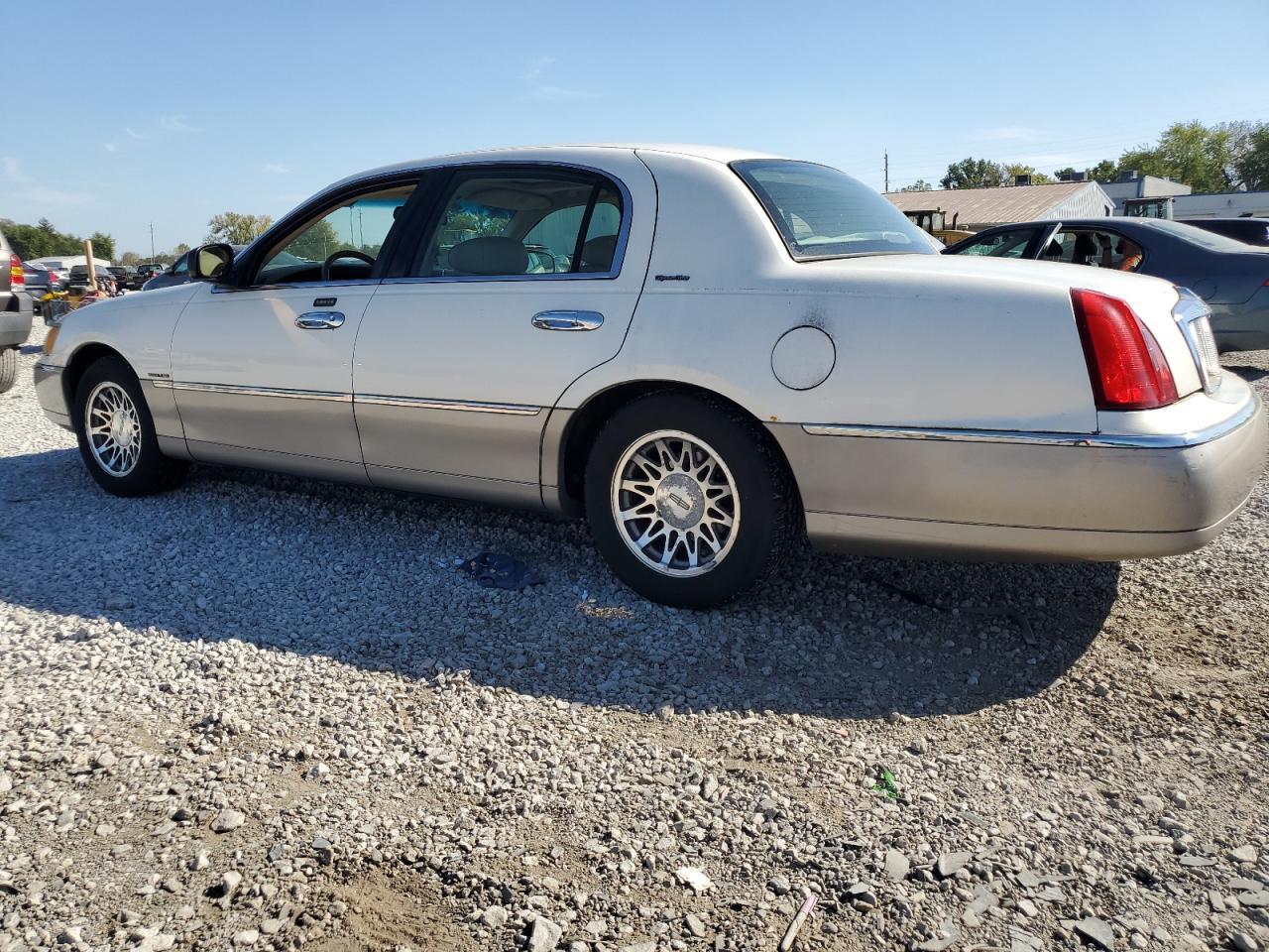 2000 Lincoln Town Car Signature - Image 2