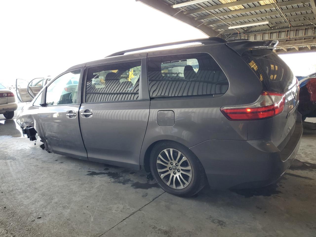 2018 Toyota Sienna Xle - Image 2