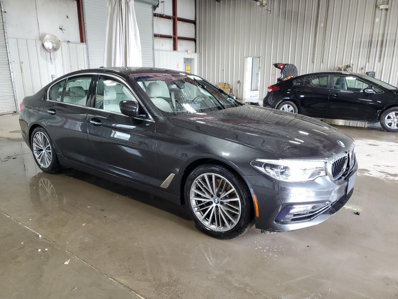 2017 BMW 530 Xi - Image 4